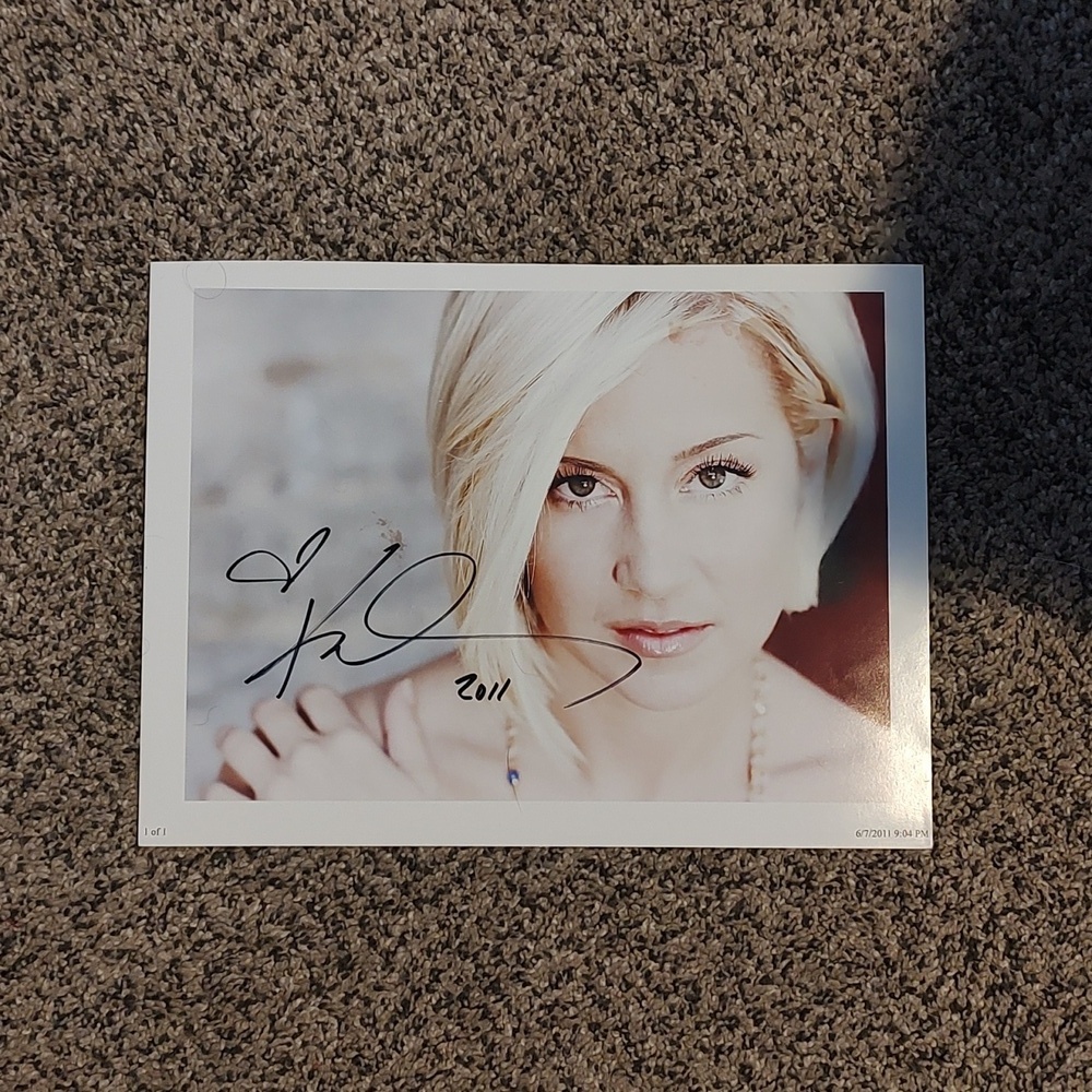 Kellie Pickler In Person Autograph Photo